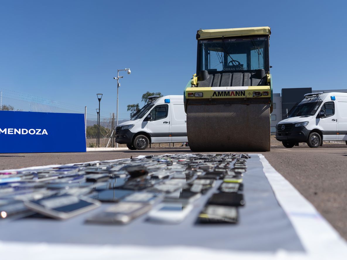 Los primeros 300 celulares secuestrados en las cárceles que fueron destruidos.&nbsp;