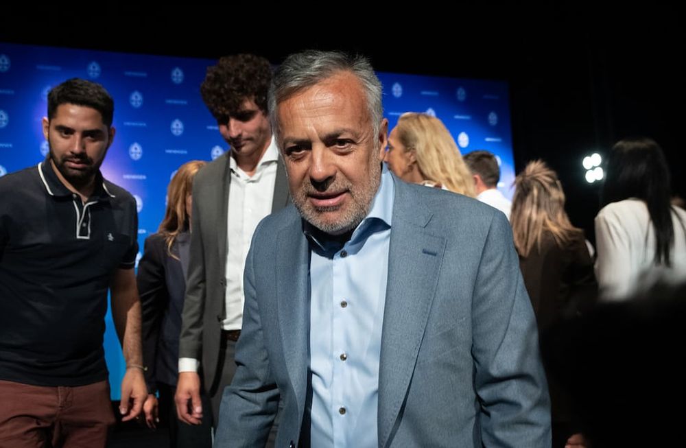 El gobernador electo presentó a sus ministros, ministras y el esquema con el que funcionará la gestión de los próximos cuatro años.    Foto: Ignacio Blanco / Los Andes