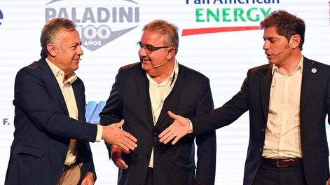 El gobernador Alfredo Cornejo, con su par de Buenos Aires, Axel Kicillof en la conferencia anual de la Unión Industrial Argentina (UIA) en 2023.