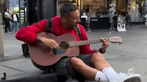 Los Andes | Jonás Gutiérrez tocó la guitarra en las calles de Newcastle