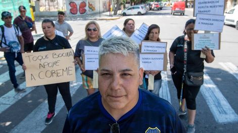 Los Andes | Trabajadores de la Cooperativa de recuperadores de Mendoza COREME reclamaron hace unos días frente a la Municipalidad de Las Heras para pedir la reapertura de la Planta que fue clausurada. Dicen que sus trabajadores se quedaron sin sustento. En primer pla
