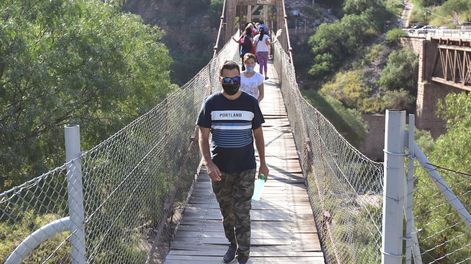 Los Andes | Ya sea para pasar el día o con reservas en cabañas y hospedajes de la zona, ayer muchos aprovecharon para pasear por Cacheuta y disfrutar del paisaje otoñal. / Foto: Mariana Villa