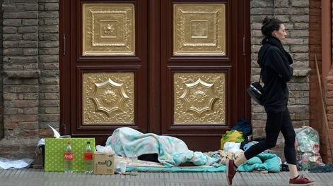 Los Andes | Pobreza e indigencia en MendozaAumentó el índice de pobres en nuestra provincia. Pobres viven y piden limosna en calle Colón y San MartínFoto: Orlando Pelichotti