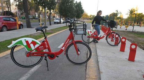 Los Andes | En la primera etapa se incorporarán 120 bicis en 30 estaciones. Cada usuario podrá viajar una hora en los rodados. | Foto: José Gutiérrez / Los Andes