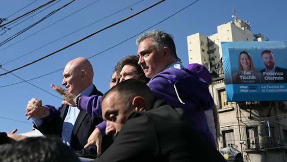 Agresión a la caravana de Milei en Lomas de Zamora.