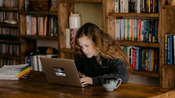 Según el IUDPT, el 92% de los estudiantes usa ChatGPT para ayudarse con las tareas académicas, pese a que esta herramienta no es capaz de verificar la información que proporciona ni evaluar su fiabilidad. Foto: Gentileza Facultad de Educación de la Universidad de Cambridge.