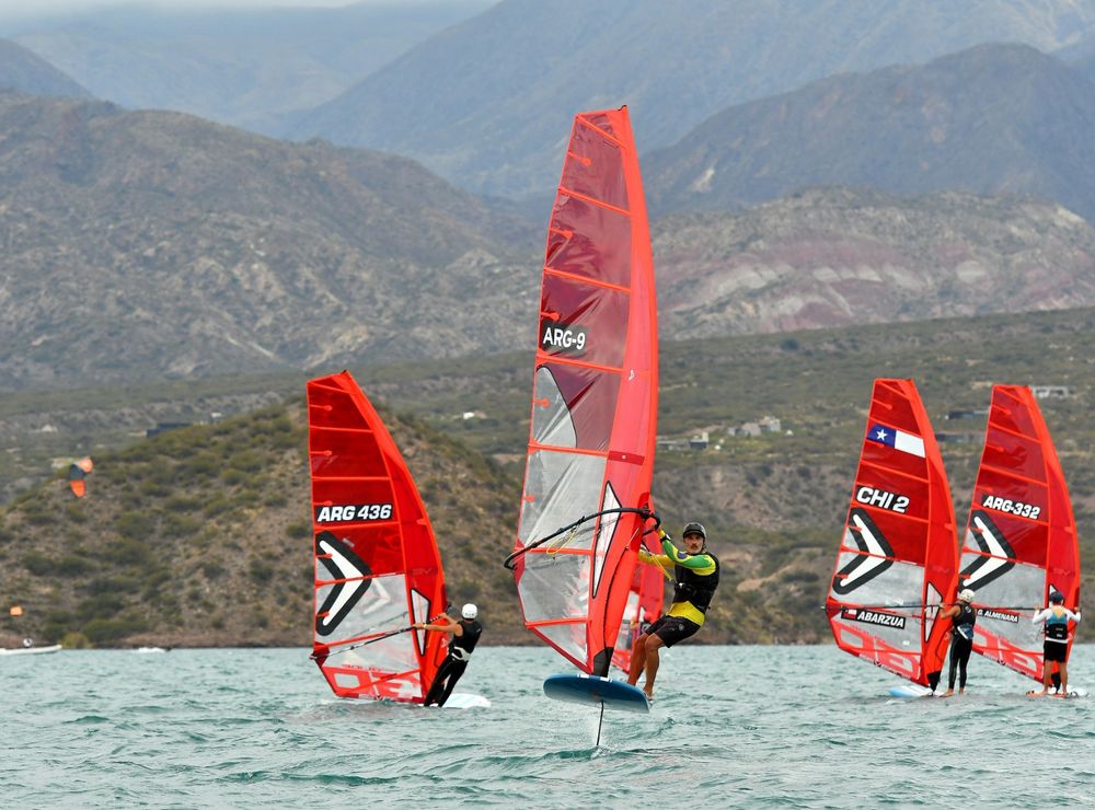 Velas al viento, encabeza Fernando Consorte que ganó en la competencia de la categoría Foil General
