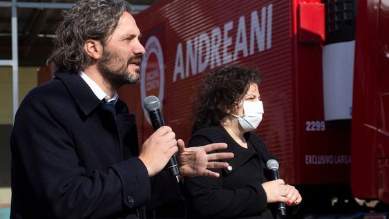 El jefe de Gabinete, Santiago Cafiero, y la ministra de Salud, Carla Vizzotti, recibieron formalmente las primeras vacunas Sputnik V elaboradas en el país por Richmond. (Télam)
