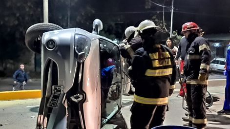Intentó pasar a un camión y volcó en la recién inaugurada rotonda del avión en Las Heras