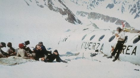 Los Andes | Tragedia de Los Andes: una imagen tomada por los sobrevivientes en la que se ve a los rugbiers uruguayos y los restos del avión en que viajaban, estrellado en la cordillera mendocina.