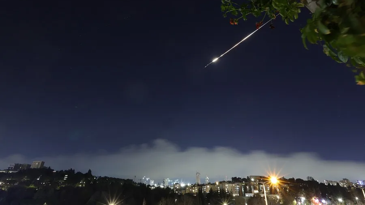 Los hutíes de Yemen lanzan misiles contra Israel e inician una 