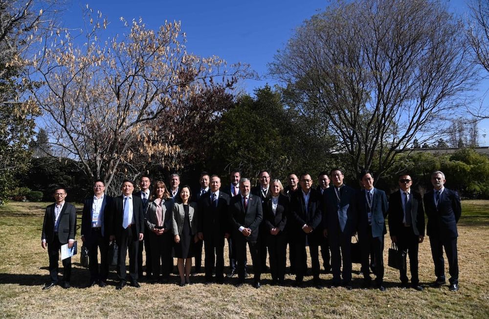 El embajador de China Wang Wei, junto a una delegación de ocho importantes empresas asiáticas, fueron recibidos por el gobernador Alfredo Cornejo en la residencia de La Puntilla / Foto Gobierno de Mendoza