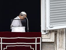 El Papa León XIV es visto durante el rezo del Ángelus, la oración tradicional de los domingos, desde la ventana de su despacho con vistas a la Plaza de San Pedro, un día después de su alta del Hospital Universitario Agostino Gemelli, donde había sido ingresado para una intervención quirúrgica, Ciudad del Vaticano, 18 de octubre de 2026.&nbsp;