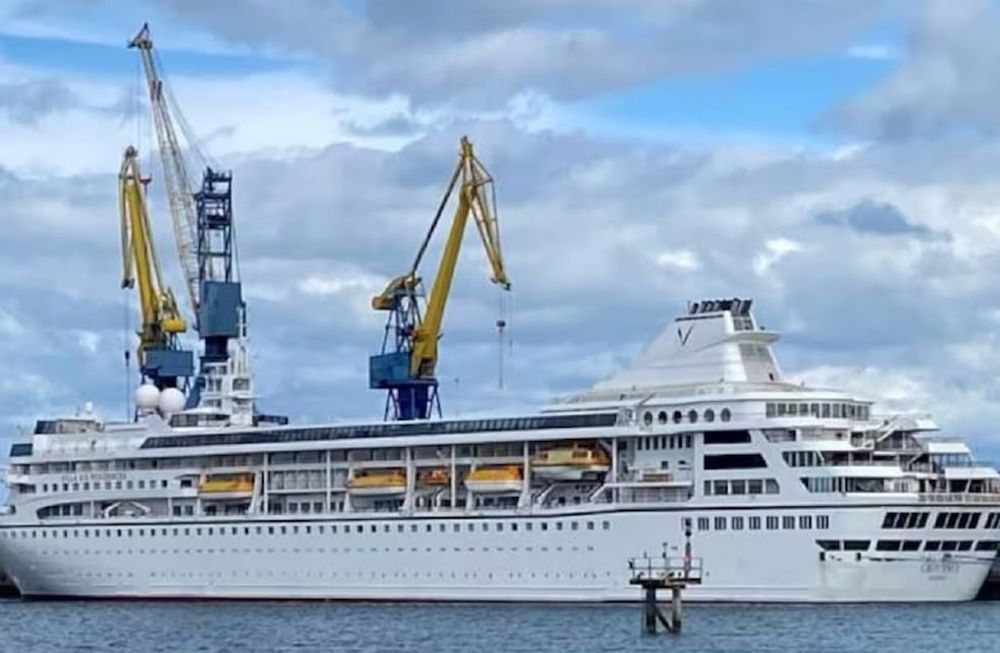 El Odyssey, un lujoso crucero que prometía una travesía de tres años alrededor del mundo, se encuentra actualmente detenido en Belfast, Irlanda del Norte, con sus 925 pasajeros atrapados a bordo.