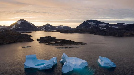 El cambio climático incide negativamente y genera riesgos, como la subida del nivel de los oceános vía derretimiento de de los glaciares.