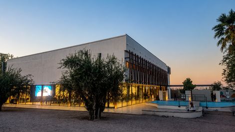 Un proyecto de arquitectura en Cruz de Piedra combina el rescate patrimonial de una casona del siglo XIX con la incorporación de auditorios contemporáneos de estructura metálica.