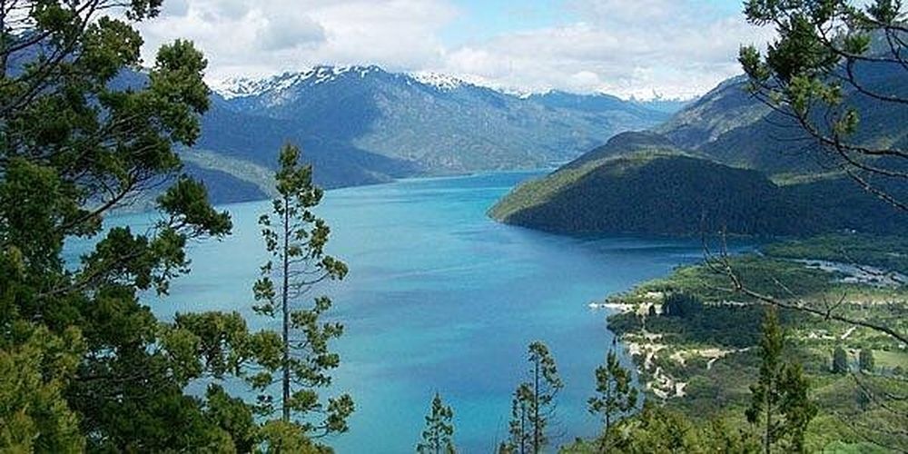 La escapada perfecta después de los 50 cómo es el lugar con lago turquesa, aire puro y paisajes que ayudan a bajar un cambio (1)