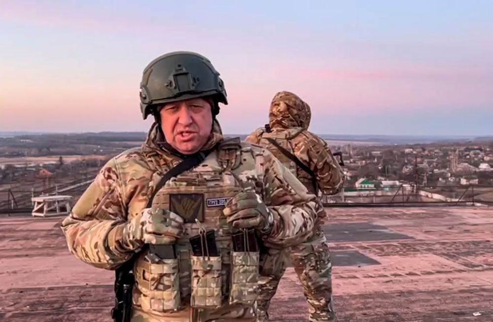 ARCHIVO - En esta imagen tomada de un video publicado por el Servicio de Prensa Prigozhin el viernes 3 de marzo de 2023, Yevgeny Prigozhin, el propietario del contratista militar Grupo Wagner, se dirige al presidente ucraniano Volodymyr Zelenskyy desde un sitio no especificado en Ucrania. (Servicio de Prensa Prigozhin vía AP, archivo)