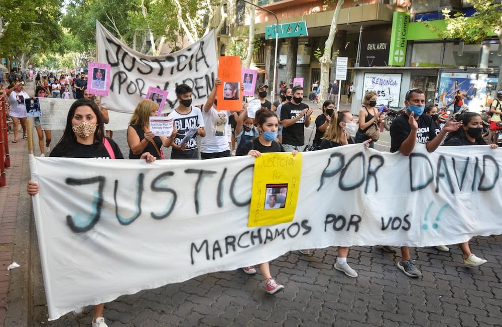 Familiares y amigos de Karen Ponce y David Calderón marcharon hacia la legislatura pidiendo justicia. Foto: Nicolás Rios