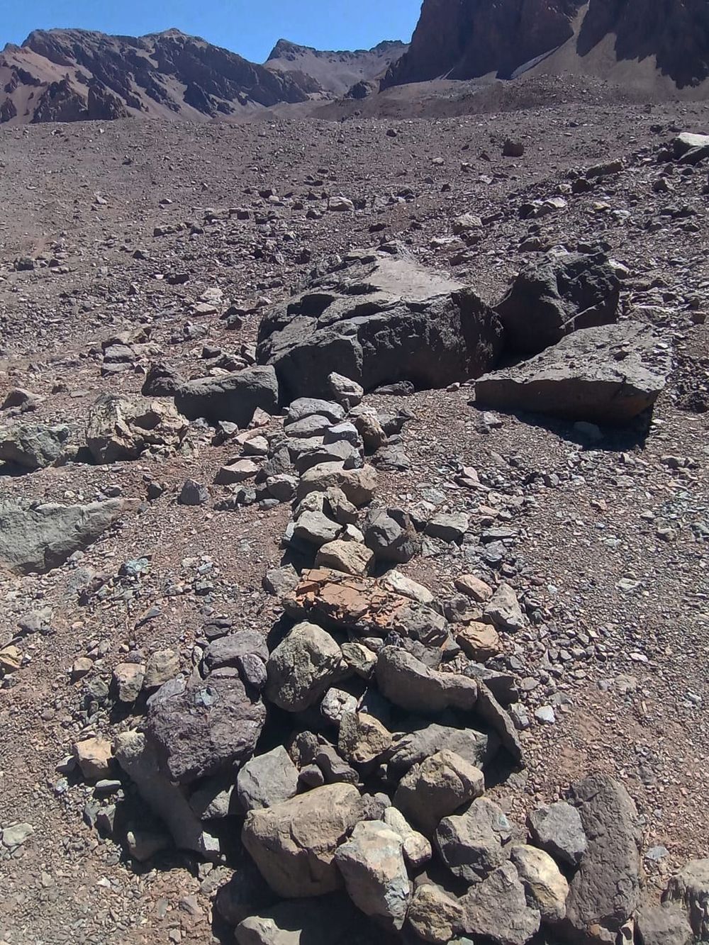 Linea de rocas que señala al Cerro Bonete y la puesta del Sol para el solsticio de verano. Foto: Gentileza Miguel Doura. Linea de rocas que señala al Cerro Bonete y la puesta del Sol para el solsticio de verano. Foto: Gentileza Miguel Doura.