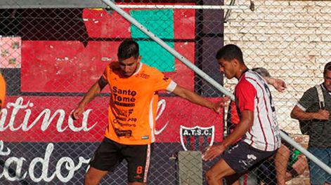 Los Andes | Puntazo. Lucas Marciante (8), de Fadep, defiende el balón ante la marca de Franco Dinasso (2), de Talleres, que sumó un punto muy importante. / Gentileza Prensa FADEP.