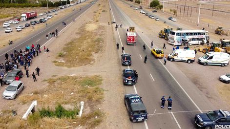 Los Andes | La semana pasada volcó un micro con hinchas de Boca en San Martín. Lamentablemente falleció una mujer. Foto: Ignacio Blanco / Los Andes