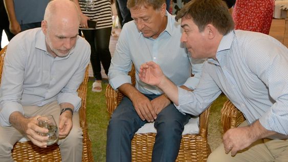 Las representantes vendimiales de cada departamento disfrutaron del Desayuno real, que se realizó esta mañana en la bodega Casa Vigil, tiene como fin homenajear a las reinas de cada departamento y sus intendentes.el gobernador de Mendoza, Rodolfo Suárez, dialogó animadamente con el diputado nacional y el “rebelde” referente del PRO Omar De Marchi, quien arribó junto al jefe de Gobierno porteño y candidato presidencial, Horacio Rodríguez Larreta.Foto: Orlando Pelichotti