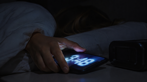 que dice la psicologia de las personas que necesitan mirar la hora varias veces antes de poder dormirse