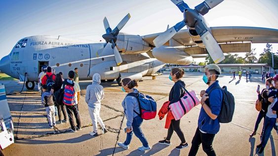 Pese a las restricciones, miles de argentinos viajaron igual al exterior