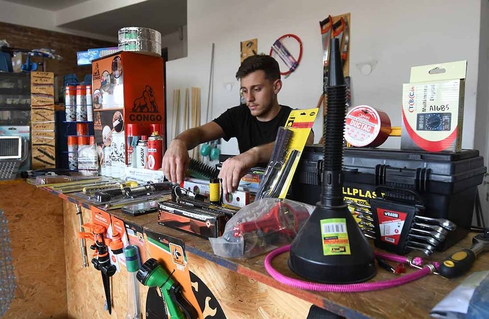 Algunos comercios, que venden productos más atados al dólar, no abrieron ayer y otros no pudieron vender porque no podían consultar los precios. Foto: José Gutierrez / Los Andes (Archivo)