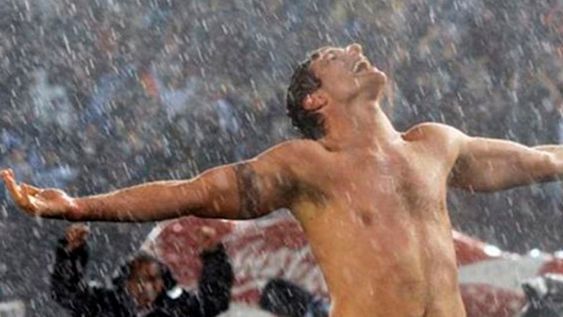 El juego se moría 1-1 bajo una tormenta de película y la Selección Argentina comprometía su clasificación al Mundial de Sudáfrica 2010. Pero en el último instante, la empujó el goleador. / Gentileza.