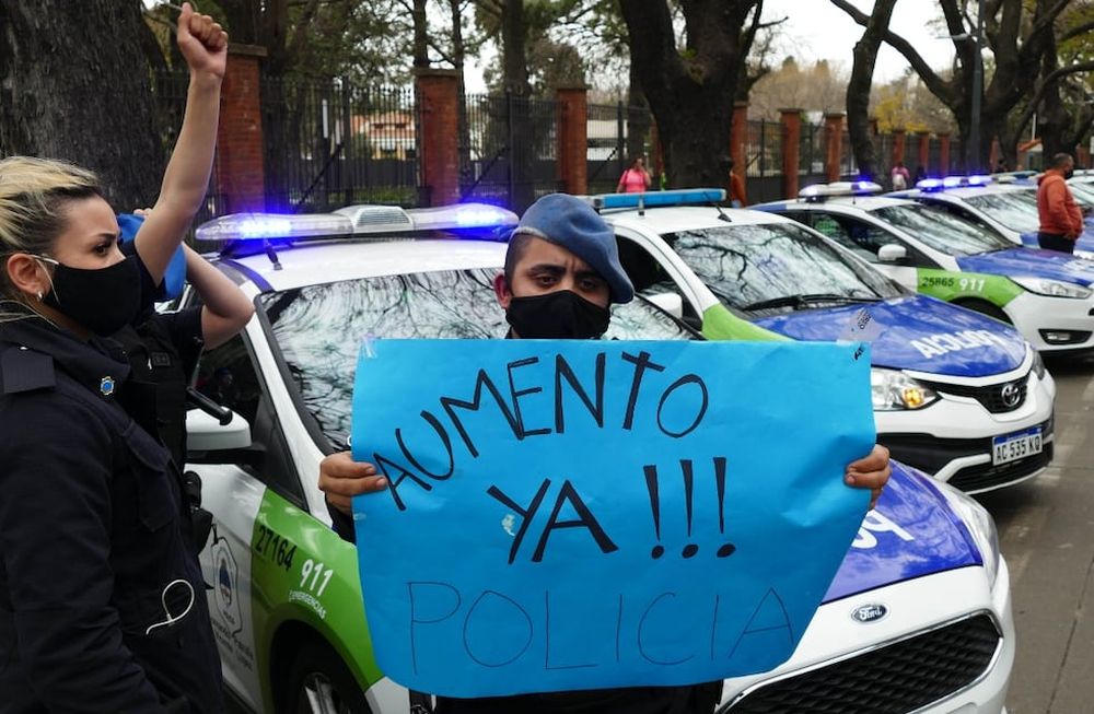 La protesta policial llegó hasta la quinta de Olivos y hubo reclamos de mejoras salariales en distintos puntos de la provincia de Buenos Aires. Clarín