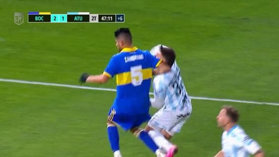 Carlos Zambrano golpeó con el codo a Maestro Puch dentro del área y no cobraron penal.
