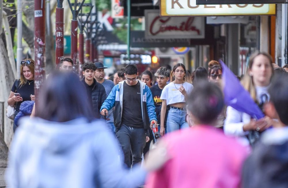 Para la gente la pandemia ya es un tema superado y se ha relajado en los cuidados. Ello se nota en la calle a diario. Foto: Mariana Villa / Los Andes