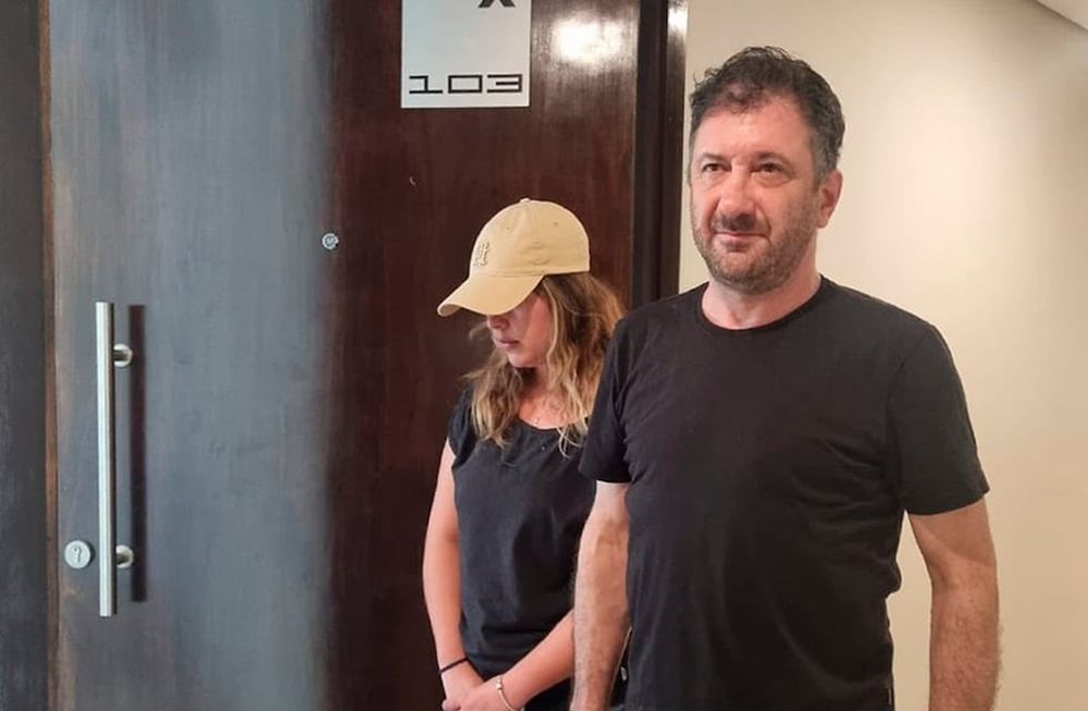El senador Kueider y su secretaria, en la puerta del departamento donde cumplen prisión domiciliaria. (Foto: gentileza Diario ABC Color)