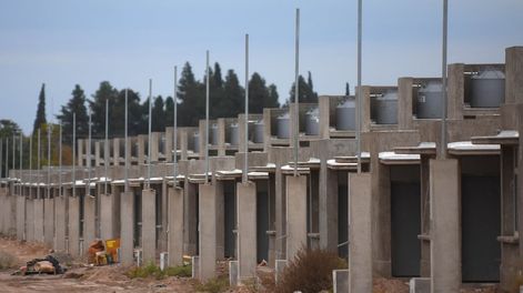 Los Andes | En 2020 el Gobierno Provincial terminó y entregó las llaves de 913 hogares que se habían empezado a construir durante la gestión de Alfredo Cornejo / Marcelo Rolland