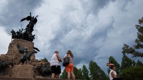 Pronóstico: calor y alerta por tormentas para este sábado en Mendoza.