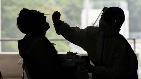 Según el Ministerio de Salud de la Nación, en el país se han registrado 2.879.677 casos y 62.087 fallecidos desde el inicio de la pandemia. Foto: AP