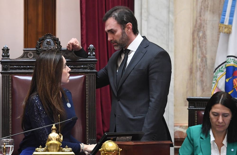 La vicepresidenta Victoria Villarruel y el jefe del bloque de senadores de La Libertad Avanza, Ezequiel Atauche (Foto: Comunicación Senado)