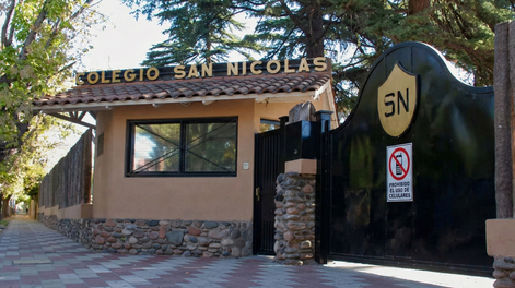 Con este pacto, los padres se comprometen a retrasar el otorgamiento del primer celular propio a sus hijos hasta los 13 años y prohibir las redes sociales hasta los 16.