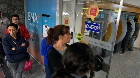 Este 6 de noviembre no habrá bancos, aunque sí se podrán realizar transacciones web y por cajero automático y de autoservicio, y los empleados del sector, recibirán un bono acordado en paritarias. / Foto. Orlando Pelichotti