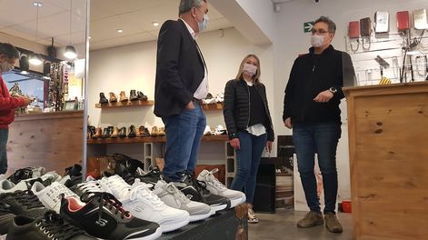 El ministro de Economía, Enrique Vaquié, en un comercio con beneficiarios de Mendoza Activa.