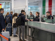 espana restablece el control de pasaportes a viajeros de italia tras la crisis de ceuta