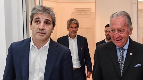 El ministro de Economía, Luis Caputo y el presidente de la UIA, Daniel Funes de Rioja