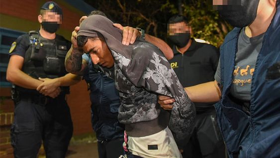 La policía traslada a Héctor Fabián Maravilla Suarez (20), presunto autor del homicidio de Emiliano Miguel Fernández. Prensa Gobierno de Mendoza