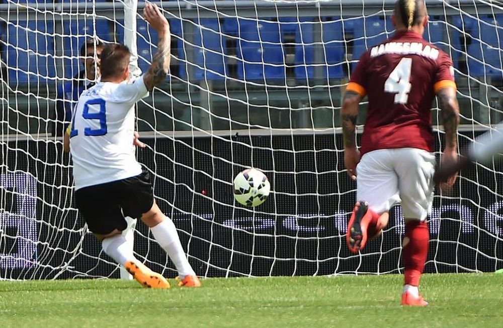 El argentino Denis le impidió a la Roma quedar como único escolta en Italia
