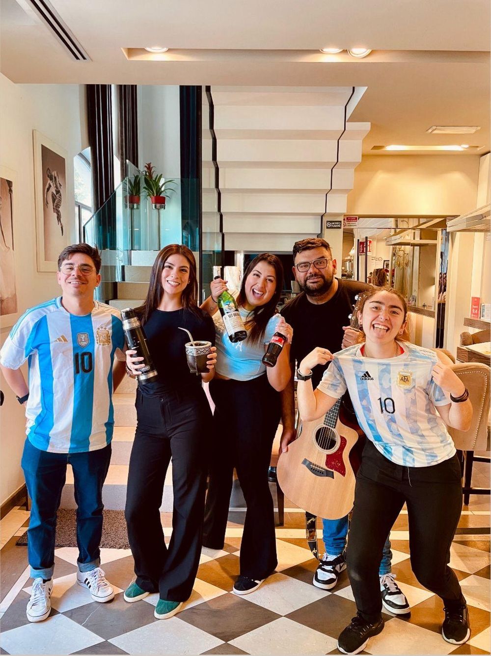 Grupo argentino en el hotel donde trabaj&oacute; en B&eacute;rgamo.