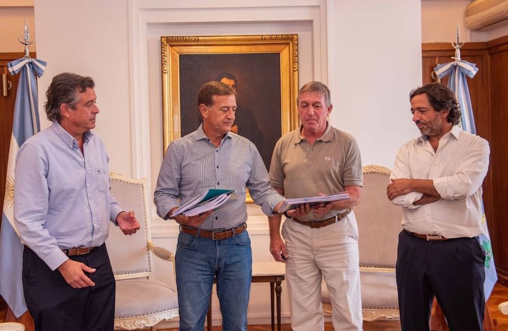 El ministro de Gobierno, Víctor Ibáñez junto al gobernador Rodolfo Suárez quien firmó las acciones legales. Acompañaron el asesor de Gobierno, Ricardo Canet y el fiscal de Estado, Fernando Simón.