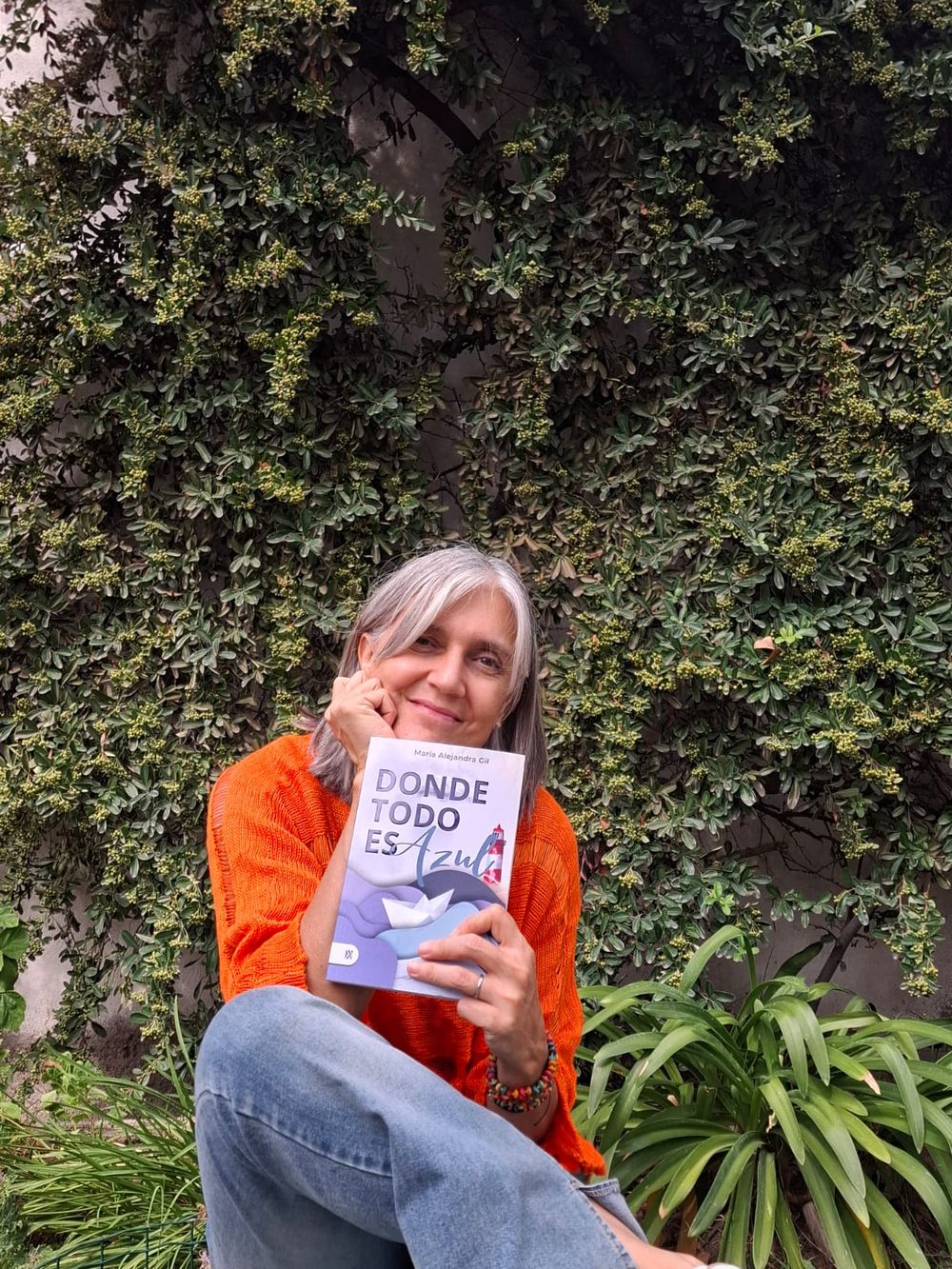 María Alejandra Gil, autora mendocina nacida en San Rafael, con un ejemplar de su novela Donde todo es azul.
