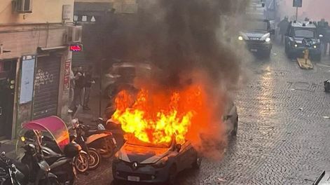 Disturbios entre los ultras del Eintracht Frankfurt y los de Napoli, en las calles de la ciudad italiana. (Captura).